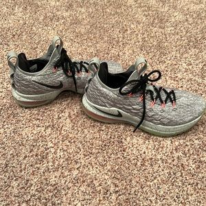 Men’s Nike Lebron XVI 15 Low melon/cool gray basketball shoes. Size 8.5